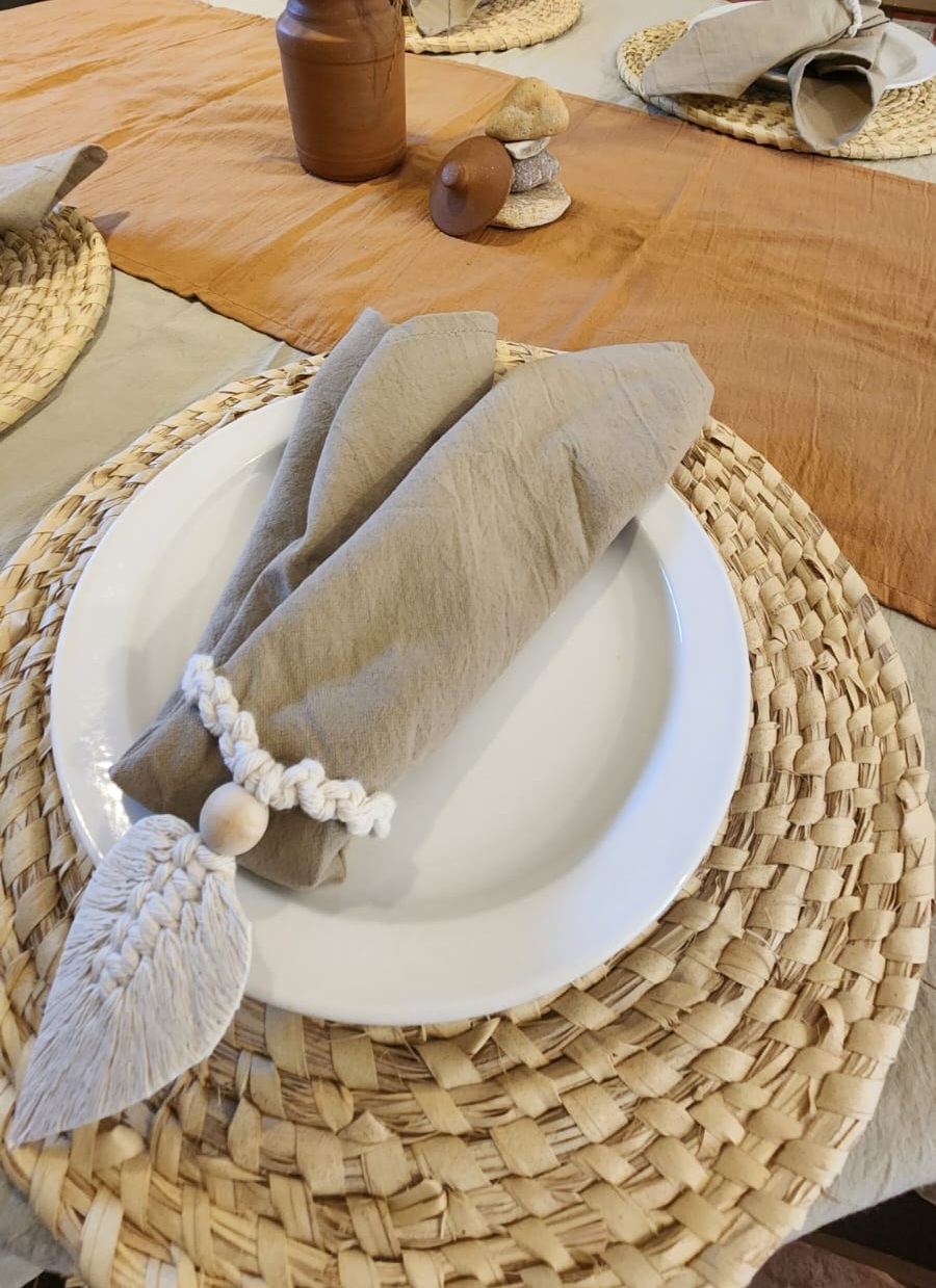 Set de mesa gris sofisticado con mantel, camino y servilletas