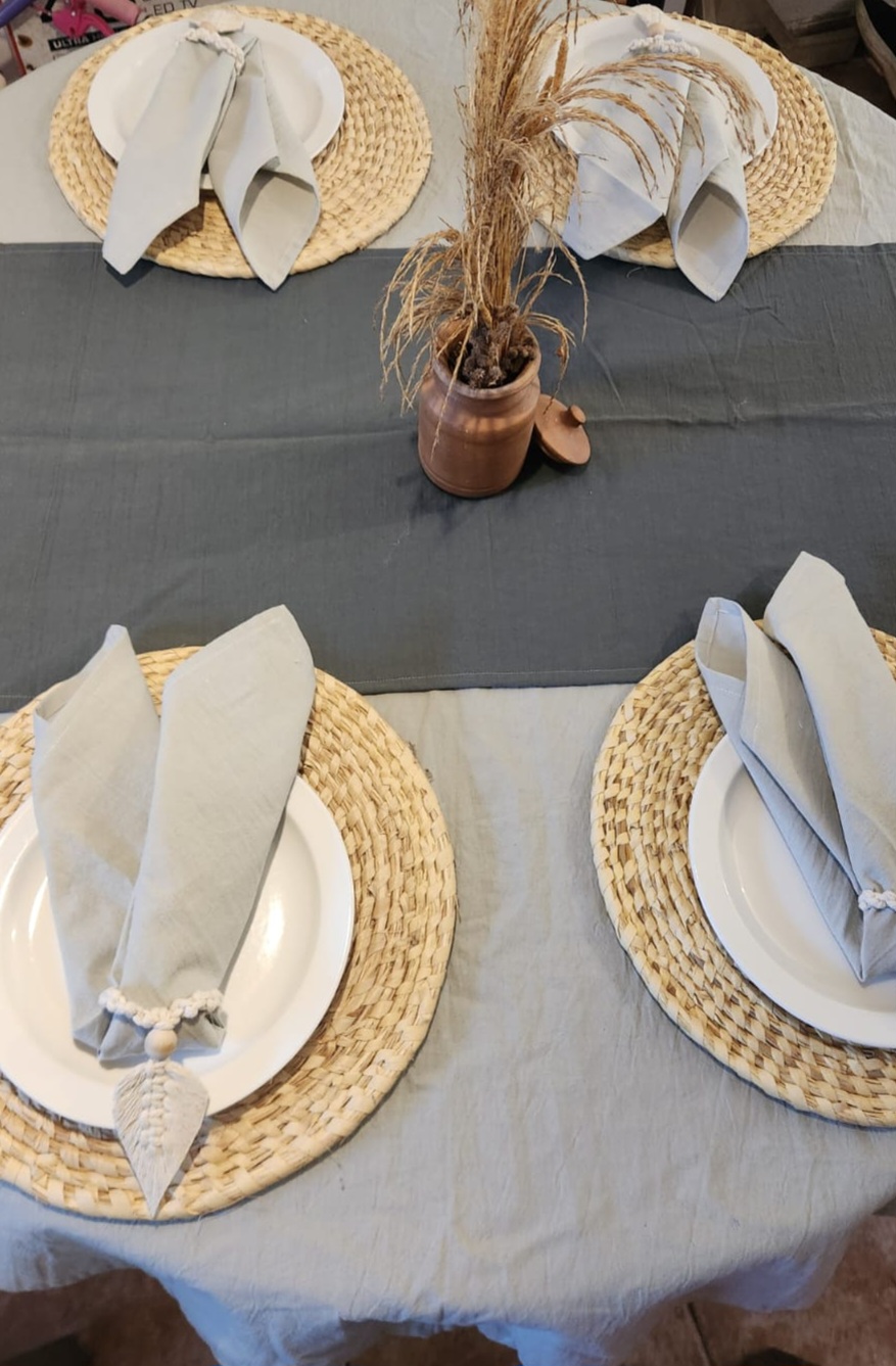 Set de mesa gris sofisticado con mantel, camino y servilletas